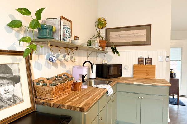 Kjøleskap, mikrobølgeovn, kaffetrakter/tekoker og kjøkkenutstyr