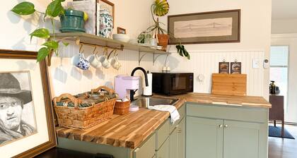 Blue Bonnet Cottage - A Quiet Waco Getaway