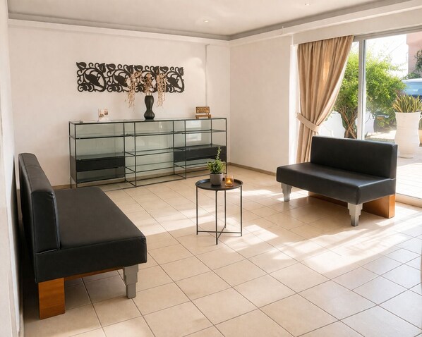 Coin salon dans le hall