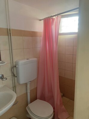 Shower, towels - Pasiphae Self Hotel (Heraklion)