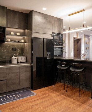 Microwave, oven, stovetop, dishwasher - Luxury apartment with pool, gym & games (Lekki)