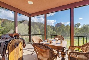 Outdoor dining - Romantic Getaway-Renovated. Creekfront. Swimming Hole Hike. Hot Tub. Views! (Sedona)