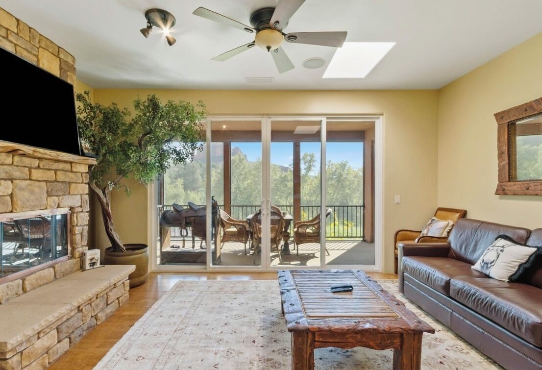 Télévision, cheminée