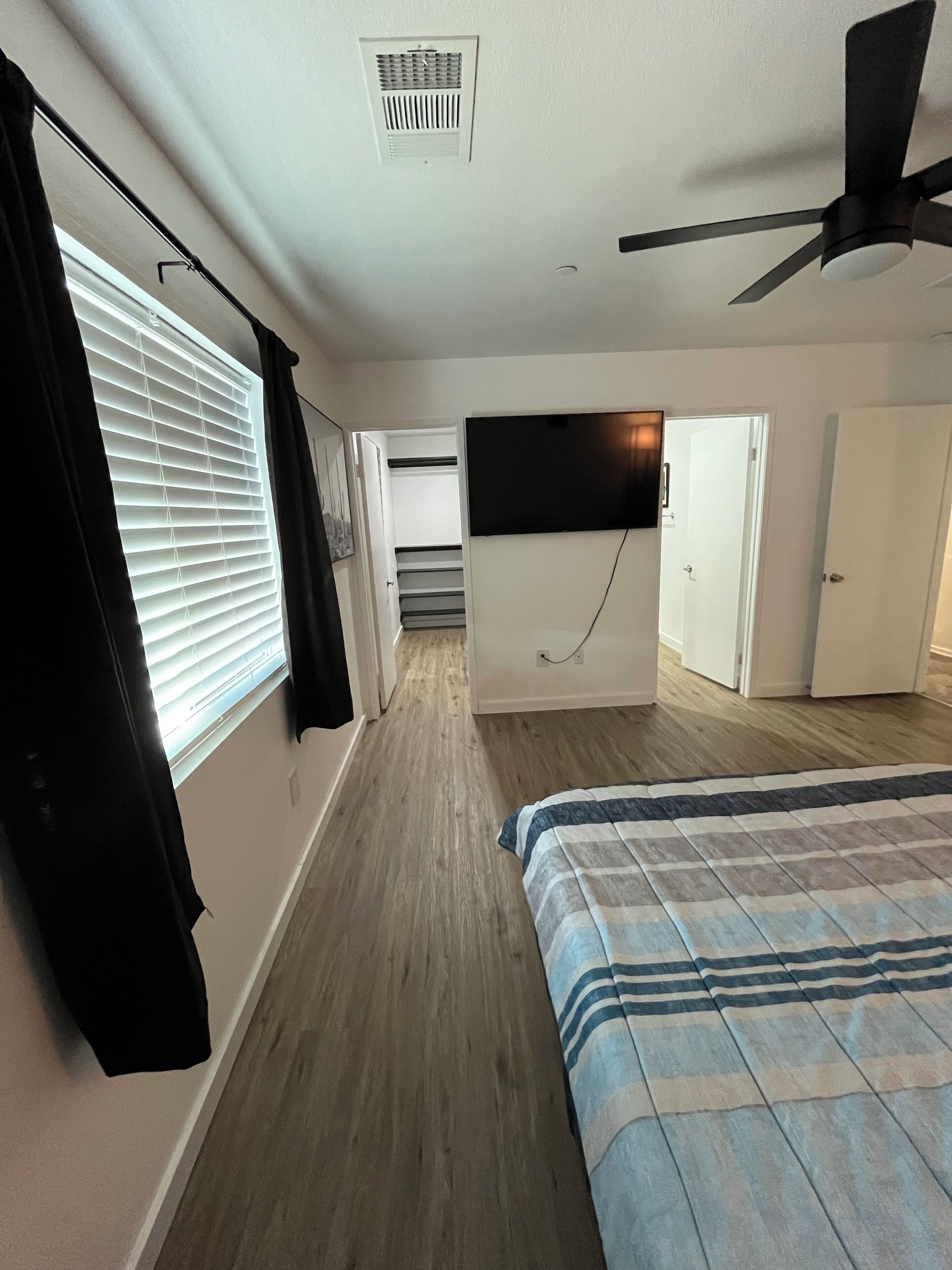 4 bedrooms, iron/ironing board, WiFi, bed sheets