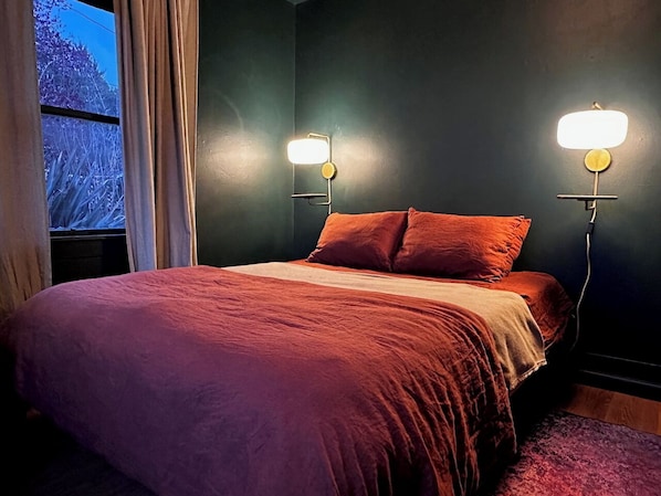 1 bedroom, bed sheets