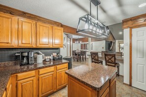 Mikroaaltouuni, uuni, liesi, astianpesukone