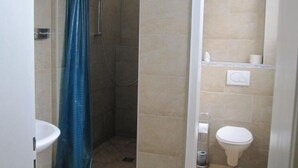 A bathroom with a shower, toilet, and sink. - Hotel Feiertag (Pforzheim)