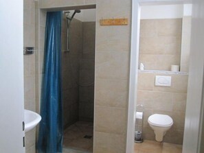 Basic Single Room | Bathroom