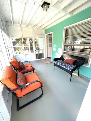 Terrace/patio - Ocean view+Hot Tub+Screened porch>Dogs ok>Vintage charm>Sleeps 6 (North Myrtle Beach)