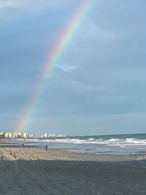 Sun-loungers, beach towels - Ocean view+Hot Tub+Screened porch>Dogs ok>Vintage charm>Sleeps 6 (North Myrtle Beach)
