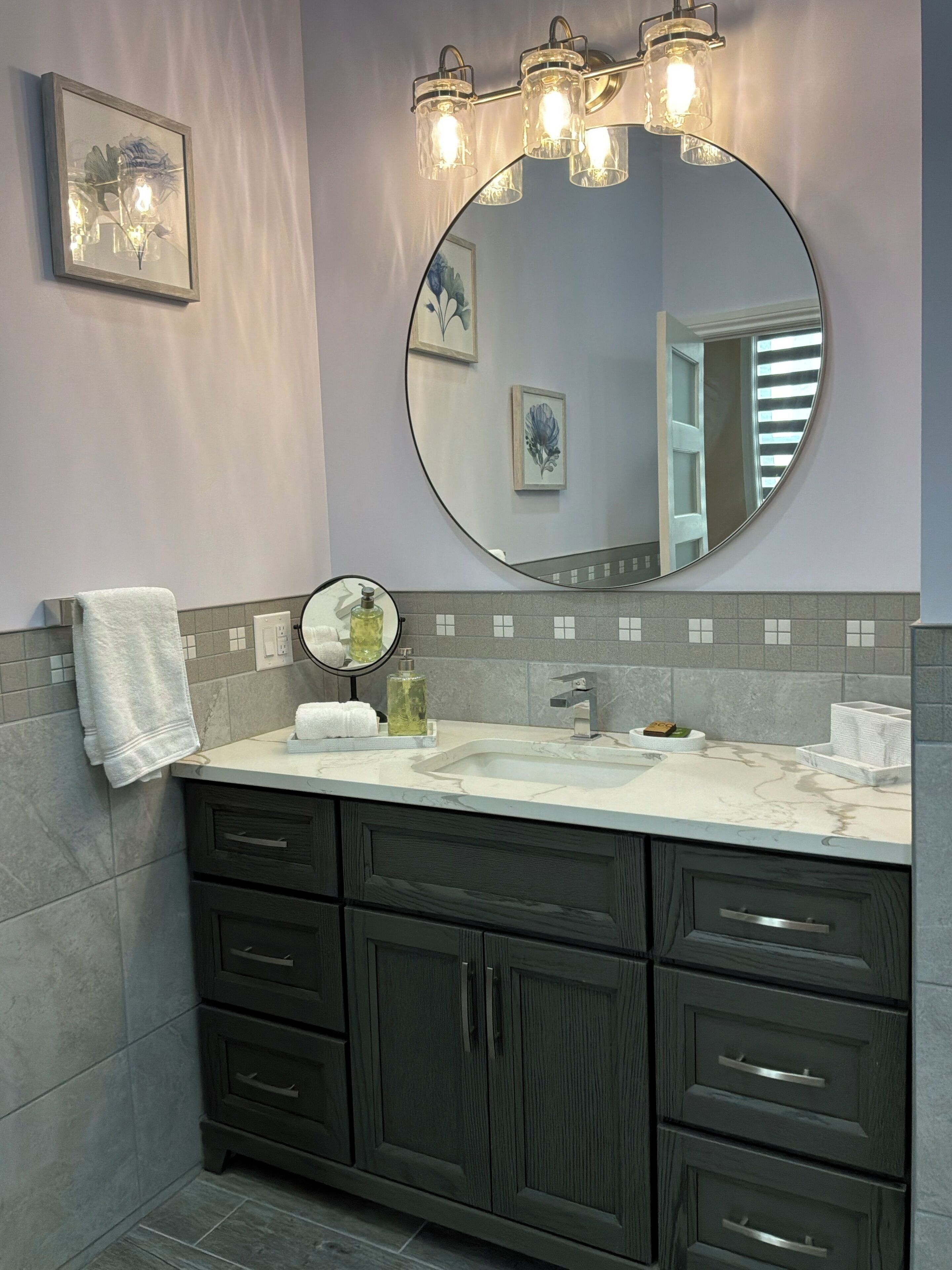 مجففات شعر، مناشف، صابون، ورق حمّام