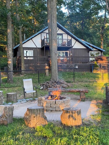 Charming 3-bedroom house overlooking Otsego Lake in Gaylord wih Sunset Views!