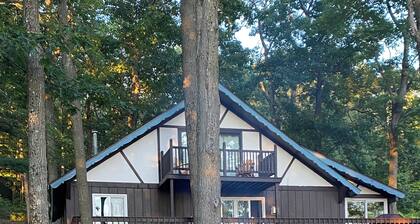 Charming 3-bedroom house overlooking Otsego Lake in Gaylord wih Sunset Views!