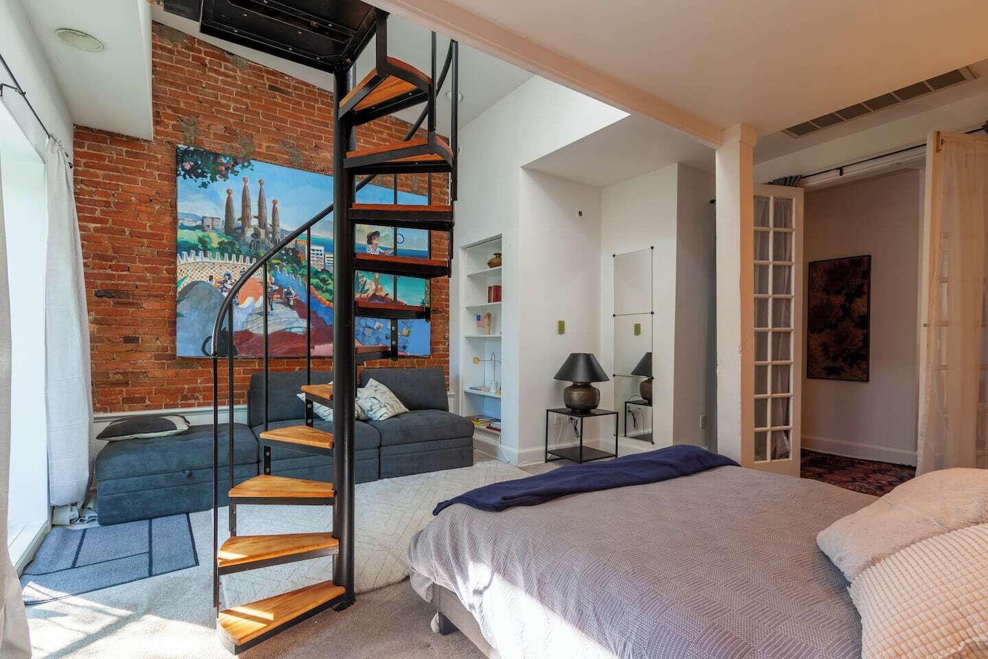 4 slaapkamers, een bureau, een strijkplank/strijkijzer, reisbedje