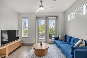 Living area - Spacious Apartment for Long-Term Comfort in Downtown Austin | Kitchen & Pool (Austin)