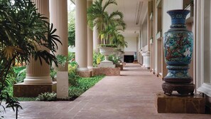 المنطقة المحيطة بالمنشأة