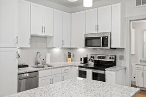 Private kitchen - Fully Equipped for Comfort – Walk to Rainey Street, Dining & Downtown Fun (Austin)