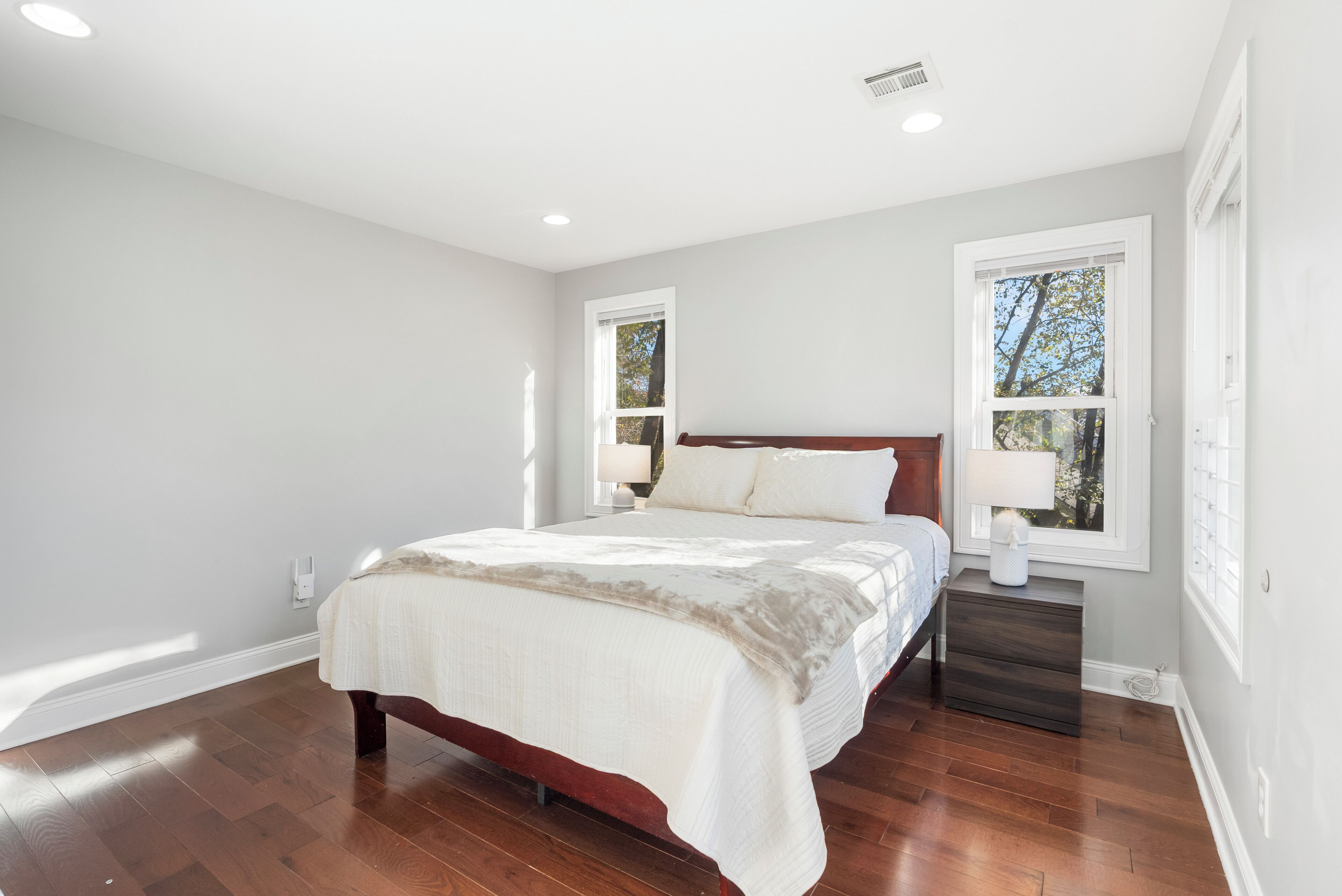 Strygejern/strygebræt, internetforbindelse, sengetøj