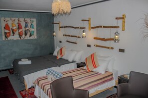 ห้องคอมฟอร์ท, วิวสระว่ายน้ำ | ผ้าปูที่นอนฝ้ายอียิปต์, เครื่องนอนระดับพรีเมียม, เตียงเมมโมรีโฟม