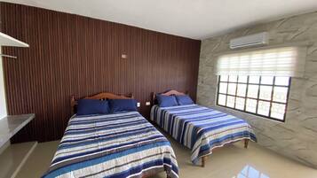 Habitación superior, 2 camas matrimoniales, vista al océano | Wifi gratis