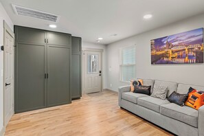 Smart TV - Modern New Build Near Broadway, Germantown & The Gulch Free Parking (Nashville)