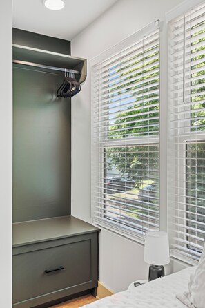 2 bedrooms, iron/ironing board, free WiFi, bed sheets - Music City Retreat Free Parking + Broadway (Nashville)
