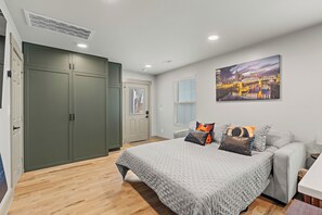 2 bedrooms, iron/ironing board, free WiFi, bed sheets - Modern New Build Near Broadway, Germantown & The Gulch Free Parking (Nashville)