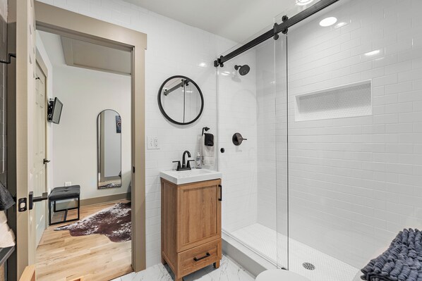 Shower, hair dryer, towels, soap - Music City Retreat Free Parking + Broadway (Nashville)