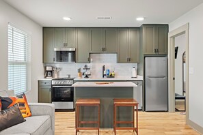 Fridge, microwave, oven, stovetop - Modern New Build Near Broadway, Germantown & The Gulch Free Parking (Nashville)