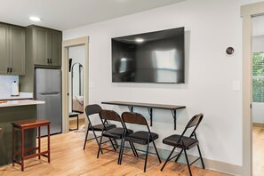 Dining - Modern New Build Near Broadway, Germantown & The Gulch Free Parking (Nashville)