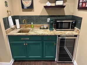 Réfrigérateur, micro-ondes, cafetière/bouilloire, grille-pain