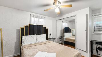 2 slaapkamers, een bureau, een strijkplank/strijkijzer, wifi