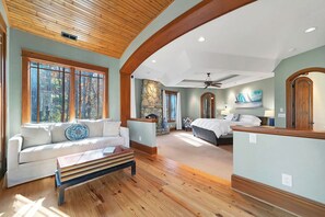 5 bedrooms, iron/ironing board, WiFi, bed sheets - Luxurious, Distinctive yet Captivating architectural Design (Lake Toxaway)