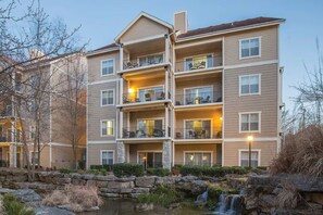 Exterior - 2-bed/bath Resort comforts, close proximity to shows, Silver Dollar City & more! (Branson)