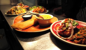 فطور كامل يوميًا بتكلفة قدرها (200 INR للشخص)