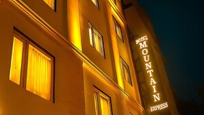 Un bâtiment d’hôtel avec une enseigne lumineuse indiquant « Mountain Express ».