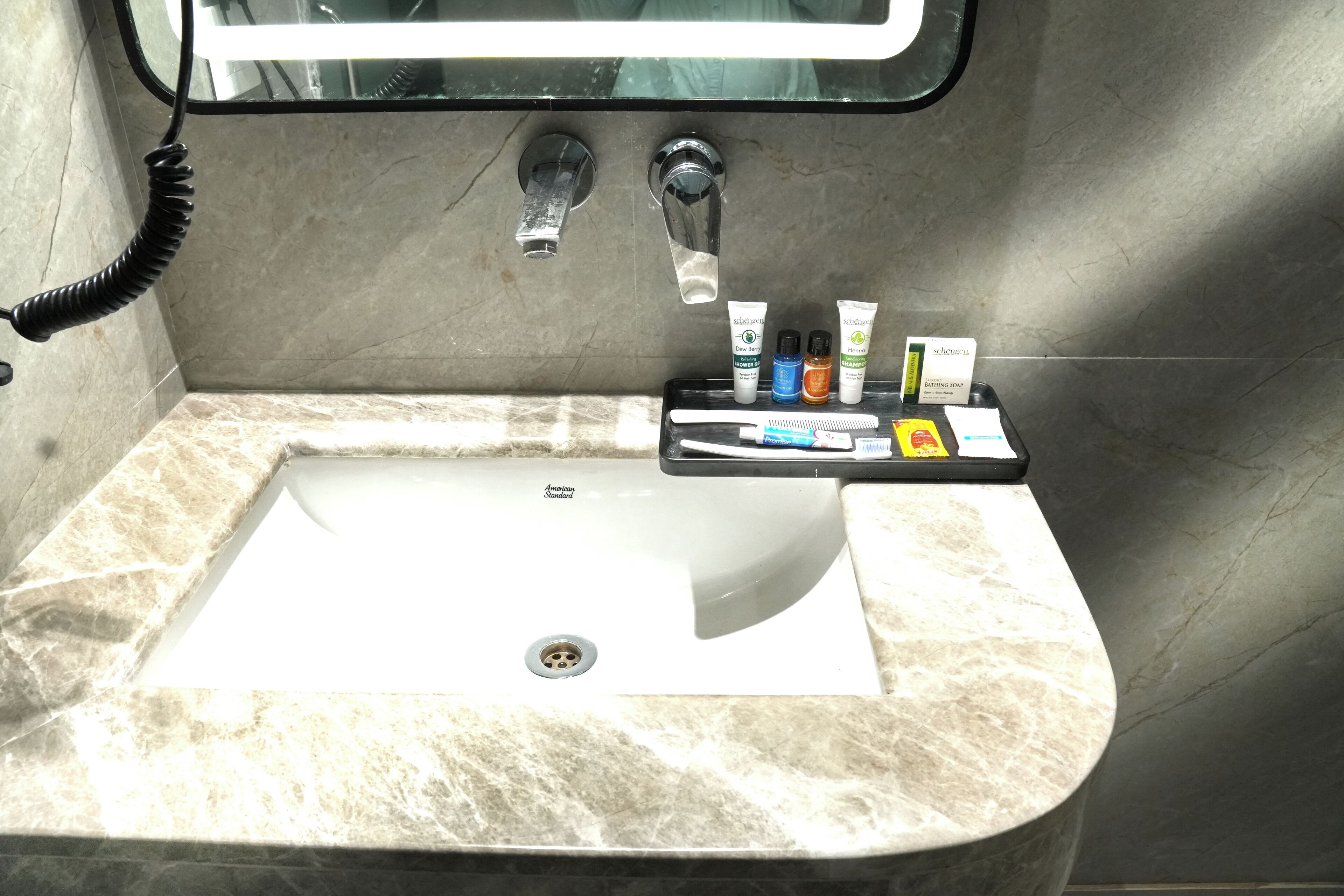 Ilmaiset hygieniatuotteet, hiustenkuivaaja, tohvelit, pyyhkeet