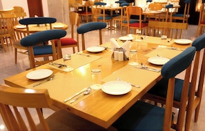 فطور كامل يوميًا بتكلفة قدرها (200 INR للشخص)