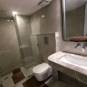Ilmaiset hygieniatuotteet, hiustenkuivaaja, tohvelit, pyyhkeet