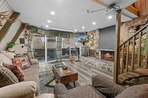 Smart-TV, Kamin, Bücher, Stereoanlage