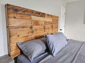 2 slaapkamers, een bureau, een strijkplank/strijkijzer, wifi