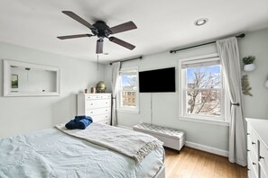 2 dormitorios, escritorio, tabla de planchar con plancha y wifi