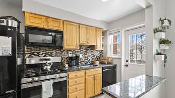 Frigorifero, microonde, forno, piano cottura