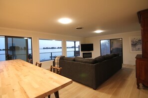 Smart TV, fireplace, stereo