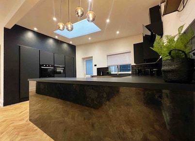 The Baglan Bungalow - Open Plan 85" TV