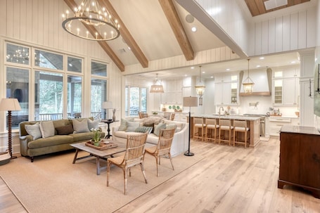 Smart TV, fireplace, ping pong. Cypress and Magnolia 4-bedroom cabin in Suches GA with hot tub and firepit
