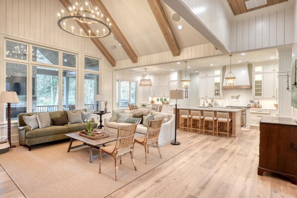 Smart TV, chimenea y tenis de mesa