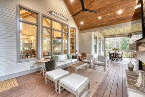 Interior -  Cypress and Magnolia 4-bedroom cabin in Suches GA with hot tub and firepit (Suches GA)