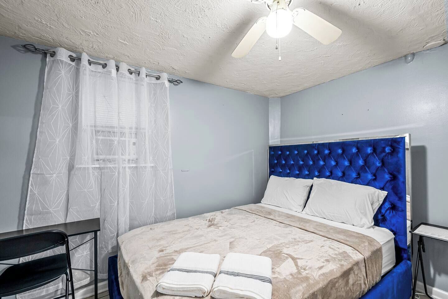 办公桌、熨斗/熨衣板、WiFi