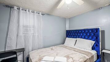 Escrivaninha, ferros/tábuas de passar roupa, Wi-Fi